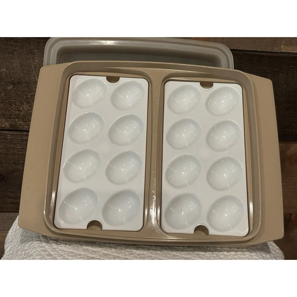 Vintage Tupperware Deviled Egg Keeper Carrier‎ Tan White #723 Holds 16